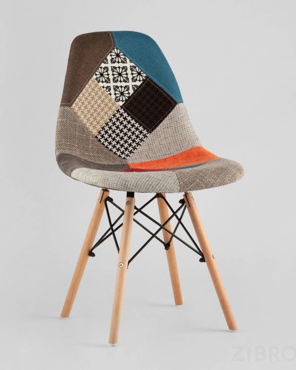 Стул Eames DSW в тканевой обивке в стиле пэчворк, сиденье пластиковое, ножки деревянные