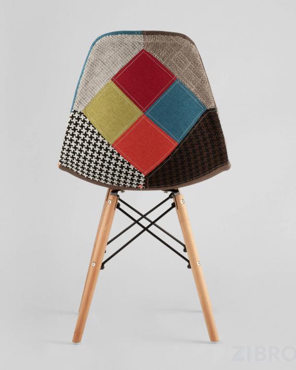 Стул Eames DSW в тканевой обивке в стиле пэчворк, сиденье пластиковое, ножки деревянные