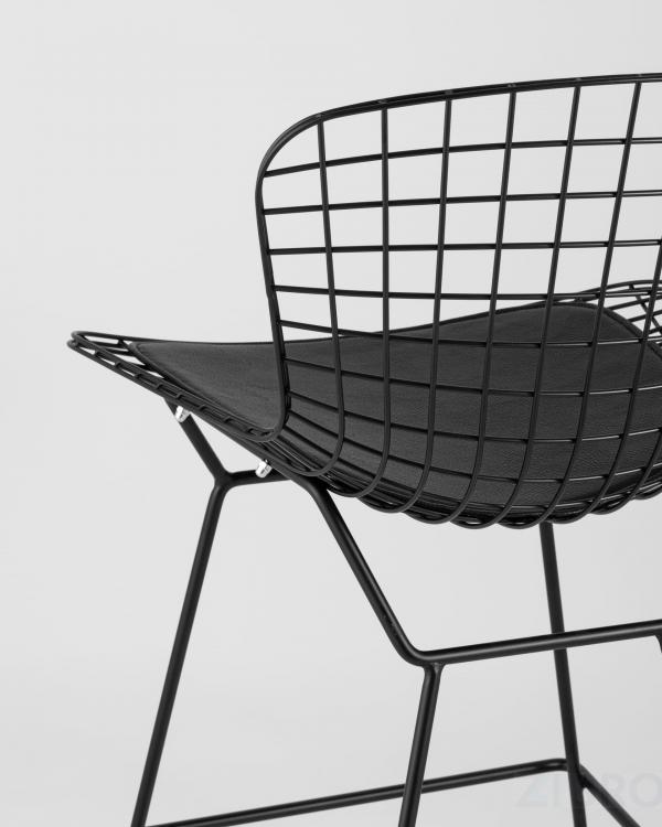 Стул полубарный с низкой спинкой Bertoia черный металл с черной подушкой из экокожи